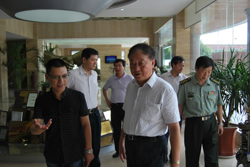 �ζ��^(q��)ί����(sh��)ӛ��һ���ڜ��������L(zh��ng)������ͬ���^�����a(ch��n)Ʒչʾ�d